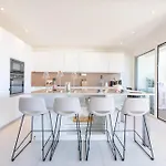 Luxury 2-br With Sea View *