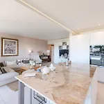 Luxury 2-br With Sea View