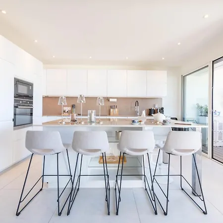 Luxury 2-br With Sea View *