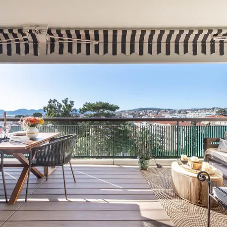 Luxury 2-br With Sea View شقة